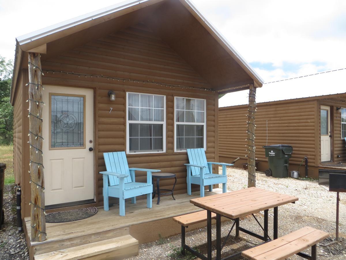 All Tucked Inn Cabins Stockdale Екстериор снимка